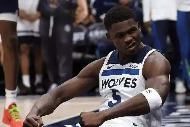 班凯罗36分魔术送尼克斯4连败 黄蜂擒鹰3连胜